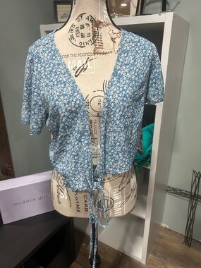 SHEIN Blue Floral Tie-Front Crop Top